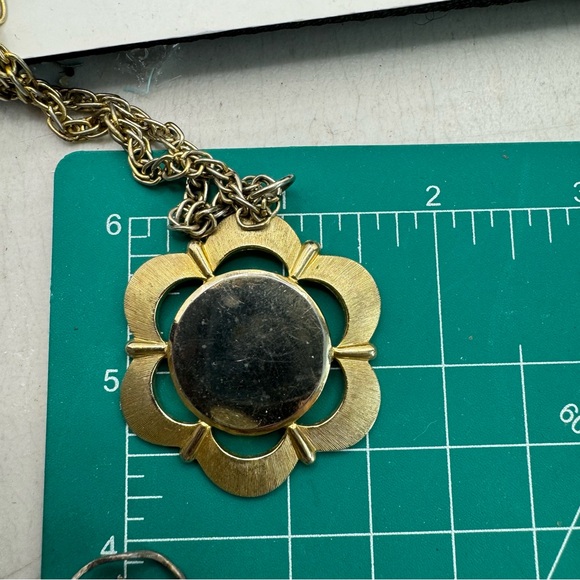 Pegasus Coro vintage gold tone open flower power pendant on vintage chain - Picture 5 of 10